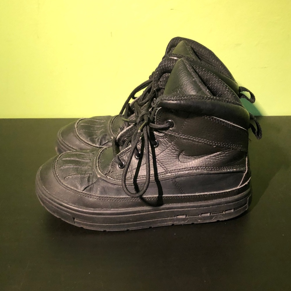 π₯Ύ NIKE ACG WOODSIDE 2 HIGH PS YOUTH BLACK HIKING RAIN WINTER BOOTS π₯Ύ - Picture 2 of 8